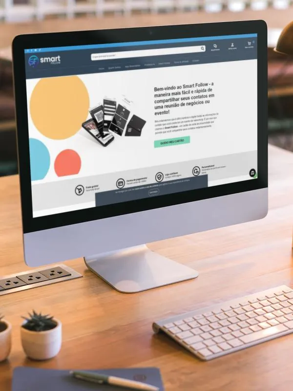 Mockup da loja virtual Smart Follow em desktop e celular